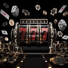 Close-up meja baccarat di live casino dengan kartu dan dealer